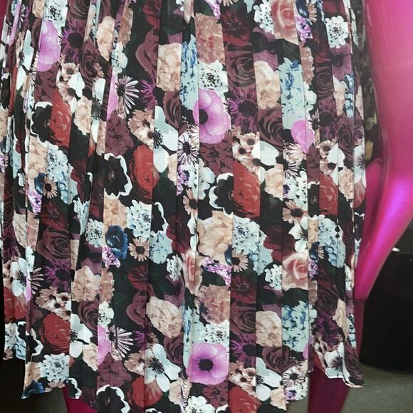 Pins and needles pleated floral dress - Picture 8 of 13